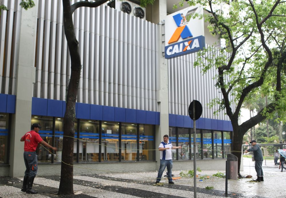 Área onde caiu a placa de granito foi isolada | Aniele Nascimento/Agência de Notícias Gazeta do Povo