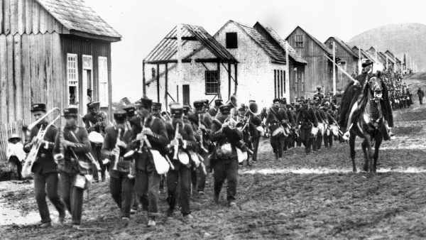 Tropa do Regimento de Segurança partindo de União da Vitória para Palmas, dia 15 de outubro de 1912, sob o comando de João Gualberto. Esta seria talvez a última foto dele em vida | Acervo Cid Destefani