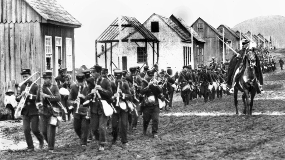 Tropa do Regimento de Segurança partindo de União da Vitória para Palmas, dia 15 de outubro de 1912, sob o comando de João Gualberto. Esta seria talvez a última foto dele em vida | Acervo Cid Destefani