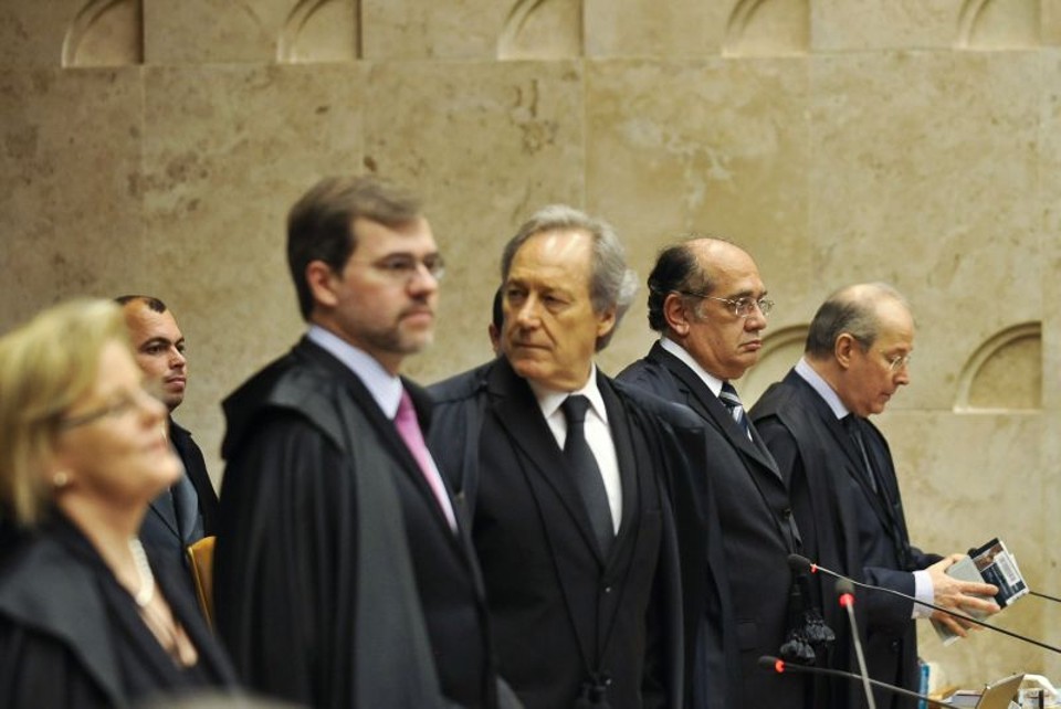 Ministros do STF definiram nesta terça-feira (23) que os réus serão absolvidos nos casos em que o julgamento do crime em questão terminou empatado. Sete acusados foram beneficiados nesta situação | José Cruz / Agência Brasil