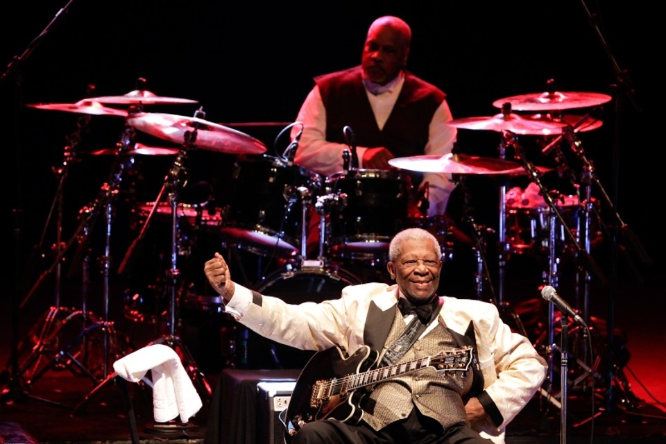 Mesmo com dificuldades para caminhar e tocando sentado, B.B. King deu um show de simpatia. | Daniel Castellano/Gazeta do Povo