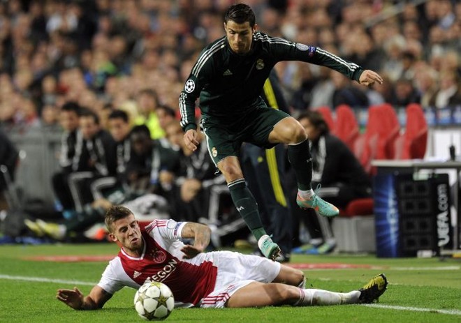 Cristiano Ronaldo escapa da falta na origem do lance do terceiro gol espanhol |