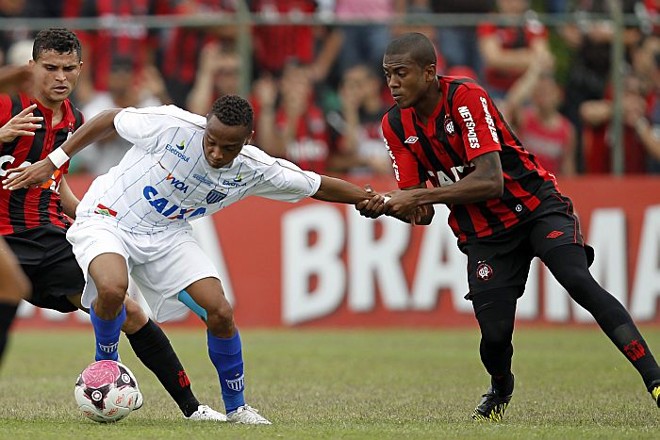Atleticano Henrique puxa o meia Pirão na partida contra o Avaí | 