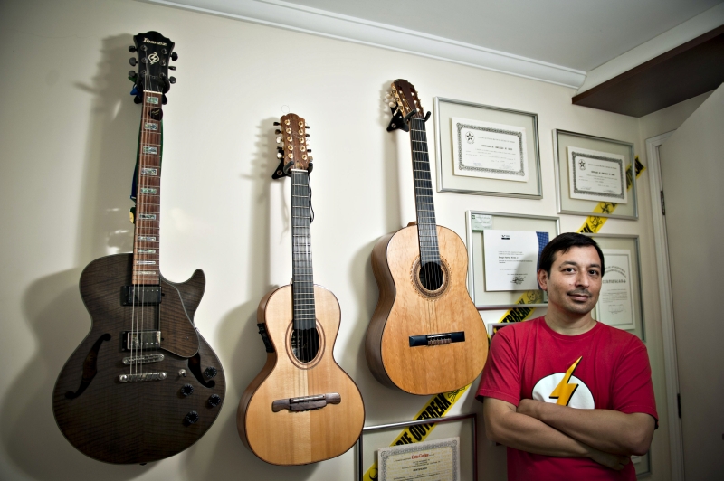 O "mensan" Sérgio Itamar: 13 pós-graduações, 165 pontos de QI e domínio de instrumentos de corda | Marcelo Andrade/ Gazeta do Povo