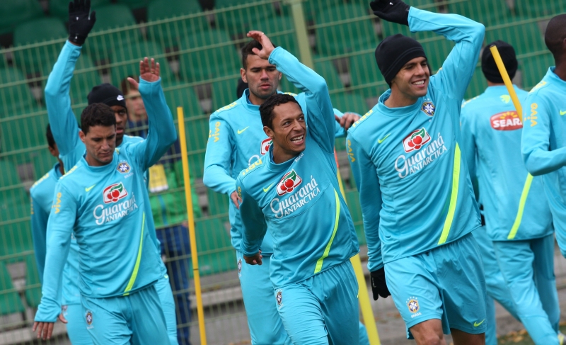 Kaká (de gorro) volta à seleção brasileira para dar mais experiência ao time de Mano Menezes. Ele formará a linha de frente com Oscar, Hulk e Neymar | Mowa press