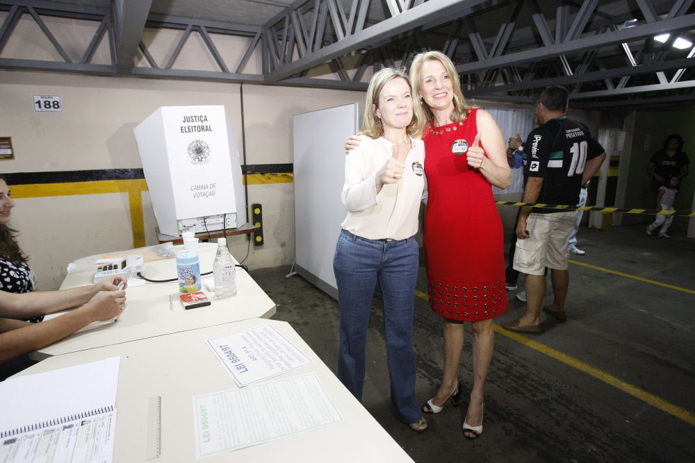 A ministra-chefe da Casa Civil (à esq.) vota em Curitiba acompanhada da candidata a vice de Gustavo Fruet, Miriam Gonçalves | Antônio More/Agência de Notícias Gazeta do Povo