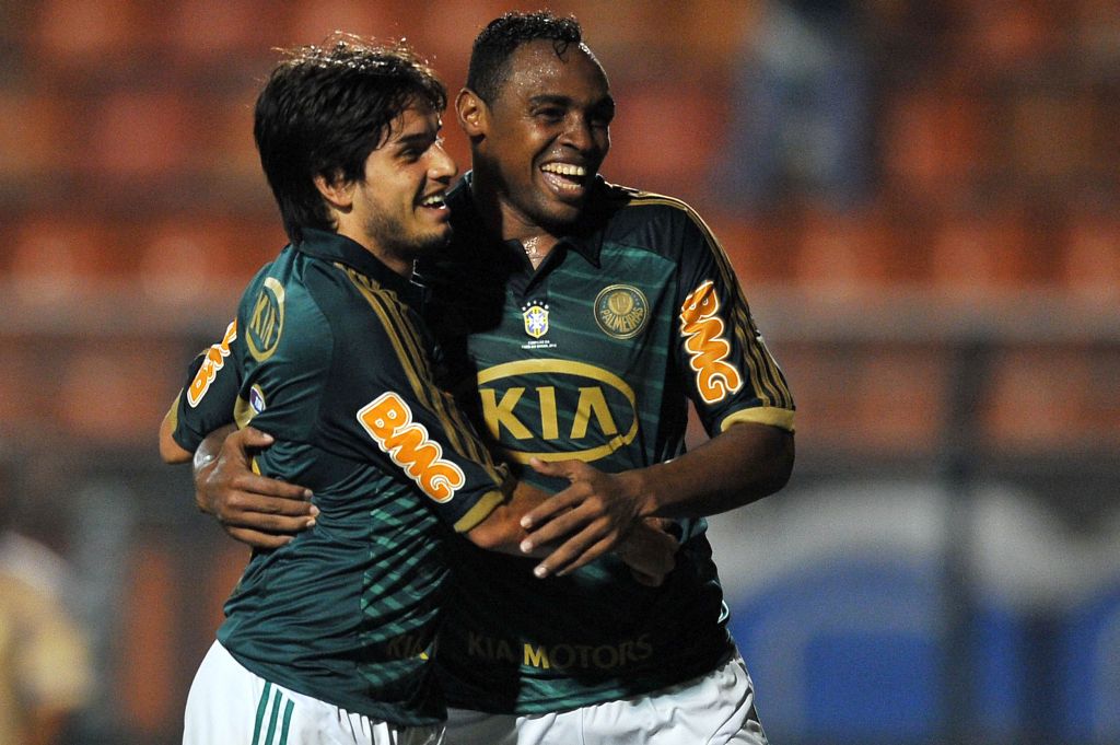 Tiago Real e Obina marcaram na vitória palmeirense | AFP
