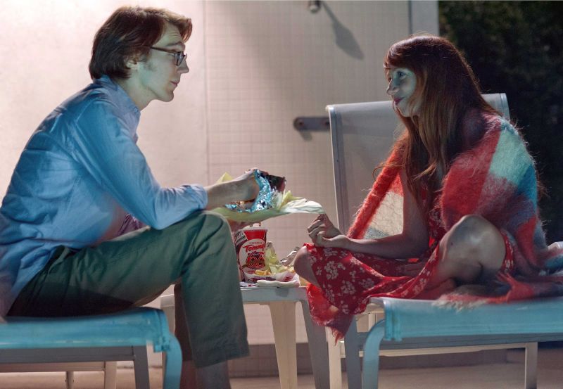 Calvin (Paul Dano) faz o papel de um escritor em crise que cria a mulher de seus sonhos, Ruby Sparks (Zoe Kazan), em sua máquina de escrever | Divulgação