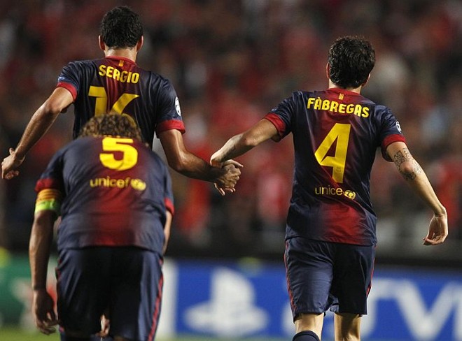 Fabregas comemora com Sérgio o segundo gol do Barça no Benfica | 
