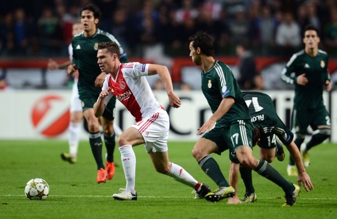 Boerrigter, do Ajax, carrega a bola na Amsterdam Arena |