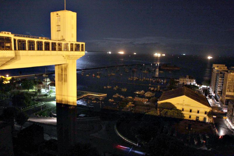 O Elevador Lacerda, cartão-postal de Salvador, iluminado apenas pela luz da Lua: causa da falha ainda é incerta | Vaner Casaes/Folhapress