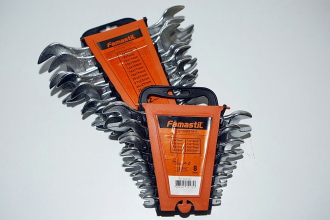 Jogo de chaves combinadas: de diversos tamanhos, o jogo de chaves é importante para apertar ou afrouxar parafusos. O preço pode variar de R$ 30 a R$ 110 |