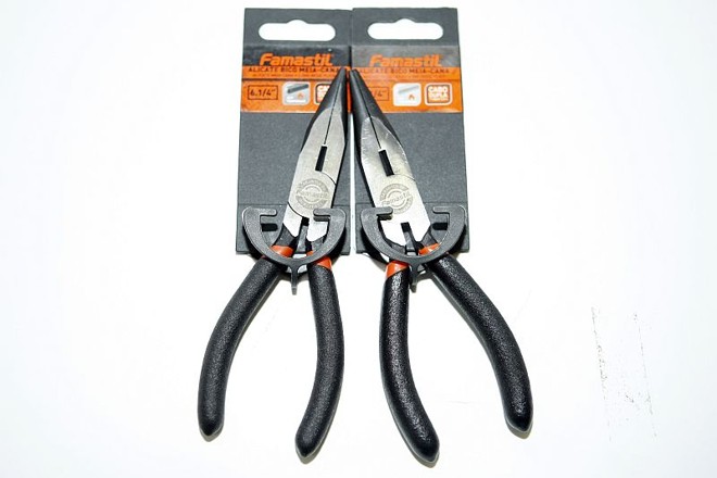 Alicate de bico: mais fino que o alicate normal, esta ferramenta é muito usada para unir fios. Alicate de bico: aproximadamente R$ 30 |