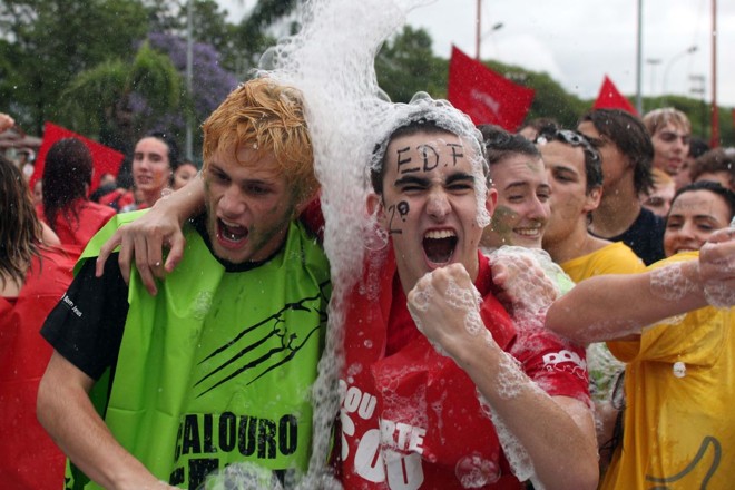 Banho de espuma para comemorar a vitória no vestibular da PUCPR |