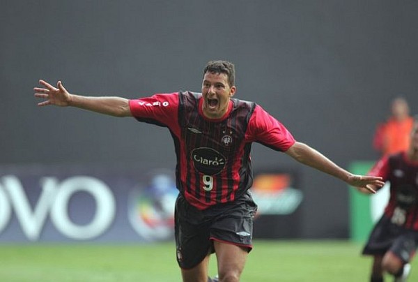 Atacante Washington comemora o gol da virada atleticana sobre o Flamengo, em 2004 | Valterci Santos/ Gazeta do Povo