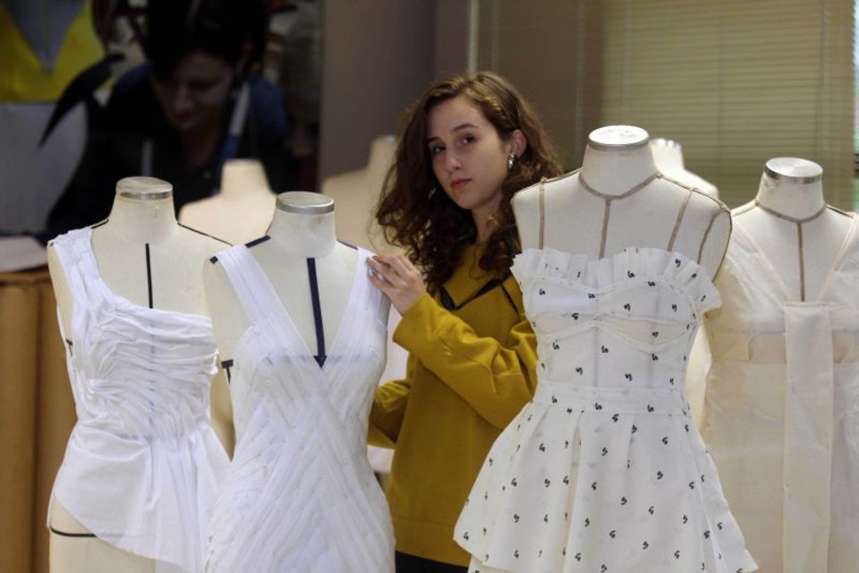 A estudante Lívia Moro, que trocou a arquitetura pela moda: em busca de um curso que não fica na teoria | Walter Alves/Gazeta do Povo