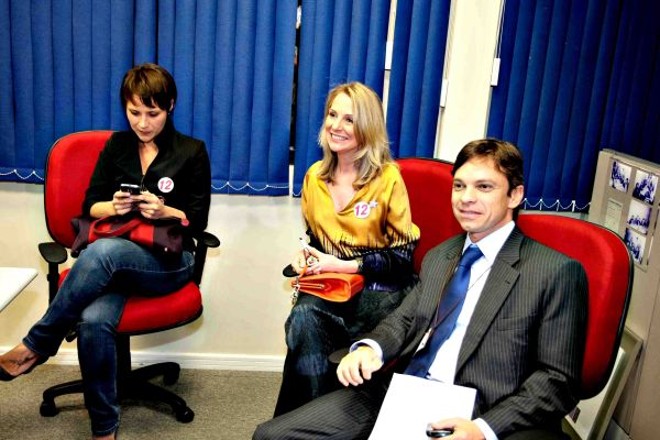 Márcia Oleskowski (à esq.), mulher de Gustavo Fruet tuitava, a vice Mirian Gonçalves e o advogado do candidato do PDT, Luiz Fernando Pereira, se preparavam para assistir ao debate da RPCTV na sede da emissora, nas Mercês | Jader da Rocha
