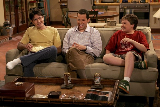 Two and a Half Men- A sitcom criada por Chuck Lorre perdeu seu protagonista depois de oito anos no ar e provocou a ira dos fãs. A saída de Charlie Sheen não levou ao cancelamento da série, pois vários dos personagens secundários garantiram outras temporadas  nas quais o ator foi substituído por Ashton Kutcher | 