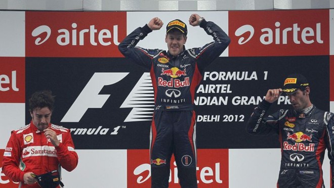 Vettel no topo do pódio, seguido de Alonso no segundo lugar e Mark Webber em terceiro | 