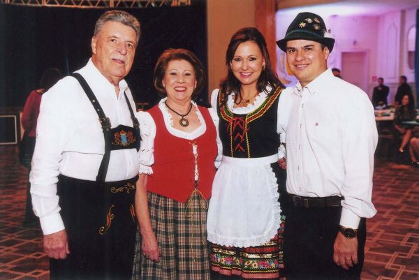 Fredi e Ilse Humphreys, ele presidente do antigo Clube Concórdia, com Maria Cristina e Joaquim Miró, presidente do Clube Curitibano, ao qual aquela sociedade foi incorporada | Marcelo Krelling