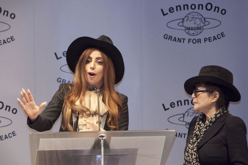 Yoko Ono (à direita) e Lady Gaga durante premiação na Islândia | AFP PHOTO / Thorvaldur Orn Kristmundsson