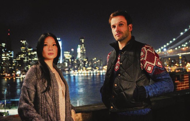Lucy Liu faz o papel de Dra. Joan Watson e Jonny Lee Miller é o Sherlock Holmes moderno na série Elementary |