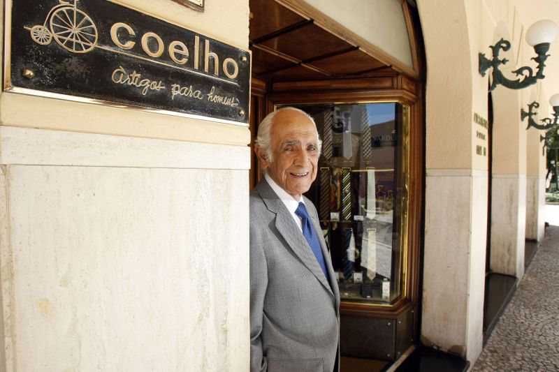 Seu Coelho na porta da loja que gerencia há cinco décadas: simpatia é o diferencial | Henry Milléo/Gazeta do Povo