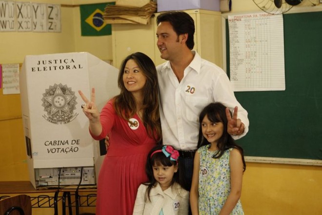Candidato do PSC votou acompanhado da mulher e das filhas |