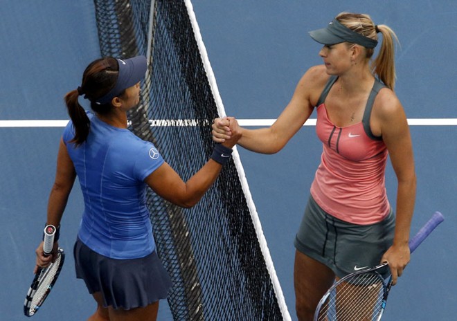 Maria Sharapova (direita) cumprimenta a chinesa Na Li após disputa em Pequim | REUTERS/David Gray