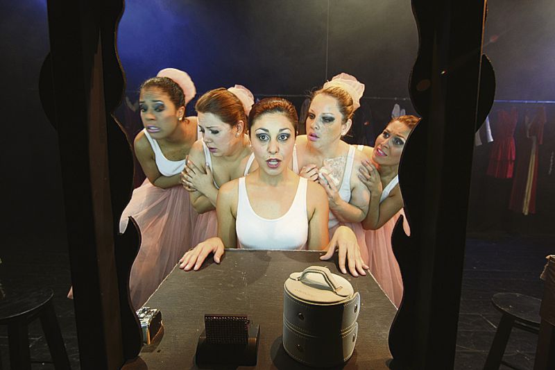 Daniela (2ª à esq.) e elenco de O Fantasma da Ópera: mais de 35 peças no currículo e segurança | Ivonaldo Alexandre/Gazeta do Povo