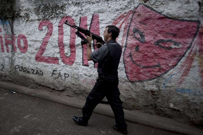 Cerca de 1,3 mil homens participam da operação nas comunidades do Rio |