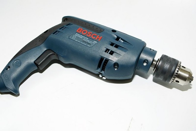 Furadeira: mesmo as mais simples conseguem bons resultados na hora de fixar prateleiras, pendurar quadros ou colocar trilho e suportes para cortinas. Furadeira: R$ 100 a R$ 200 |