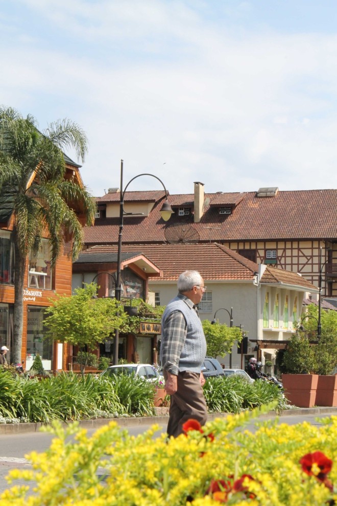 Jardins bem cuidados ornamentam áreas urbanas |