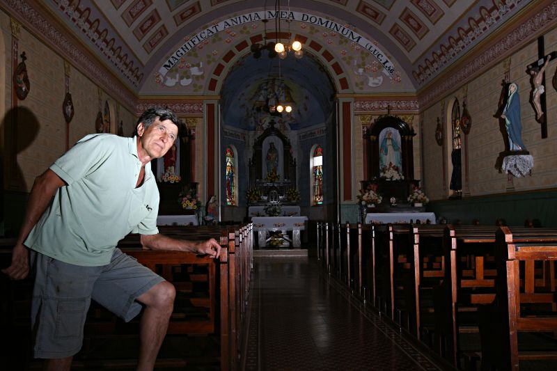 Descendente de alemães, Alfredo Muhlstedt Neto divide a rotina entre os afazeres domésticos e o cuidado com a Capela Nossa Senhora dos Milagres | Felipe Rosa/Gazeta do Povo