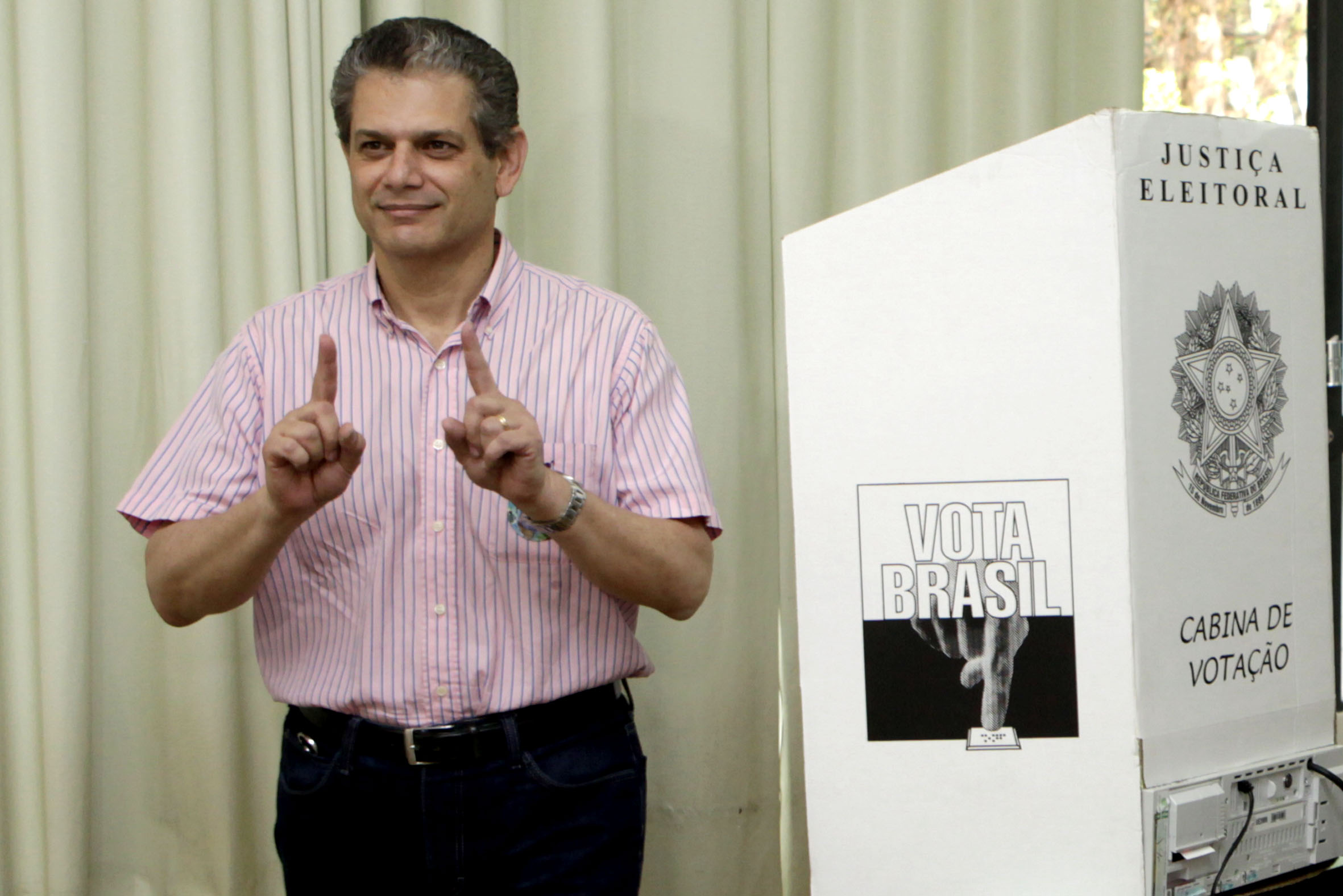Barros cumprimentou os mesários e posou para fotos na seção eleitoral | Ivan Amorin/Gazeta Maringá