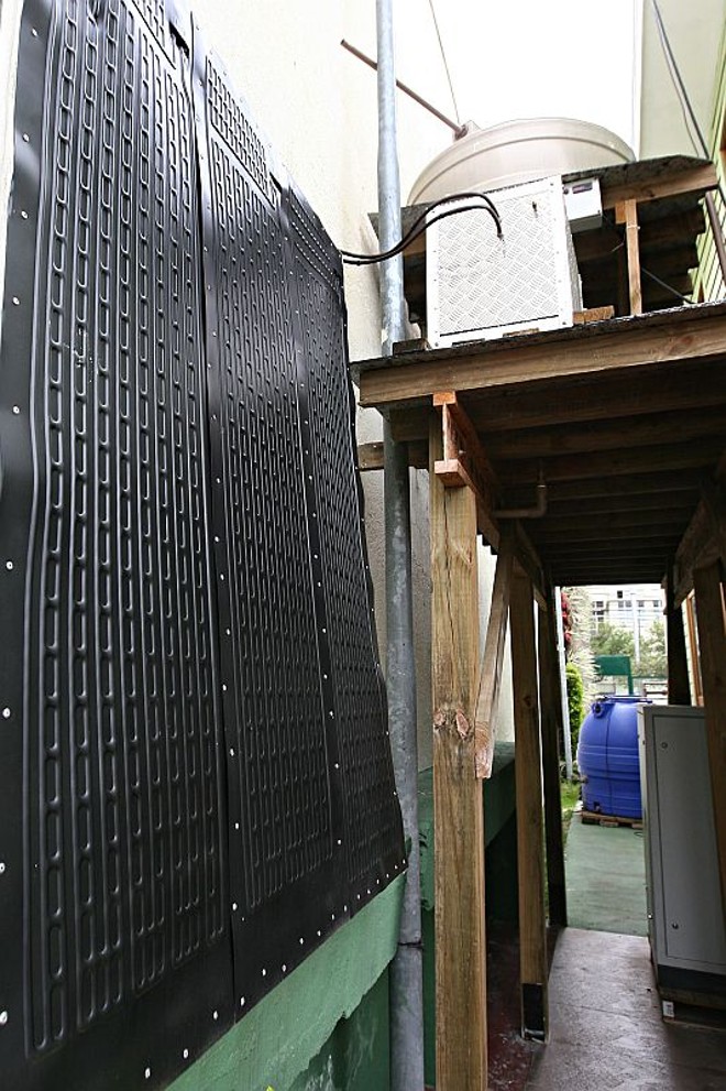 A água é aquecida por uma placa termodinâmica: parece a estrutura que fica atrás das geladeiras, mas tem efeito inverso |