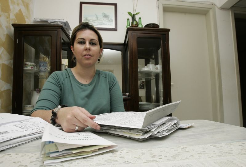 Nem a pilha de documentos garantiu à pesquisa-dora Ana Paula Ferreira o fechamento do contrato de aluguel | Josué Teixeira/ Gazeta do Povo