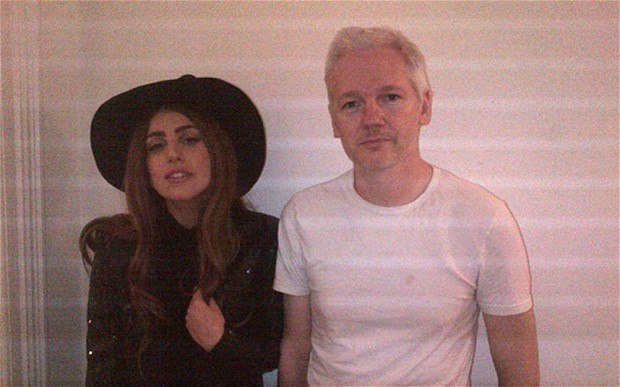 Lady Gaga e Julian Assange | Reprodução