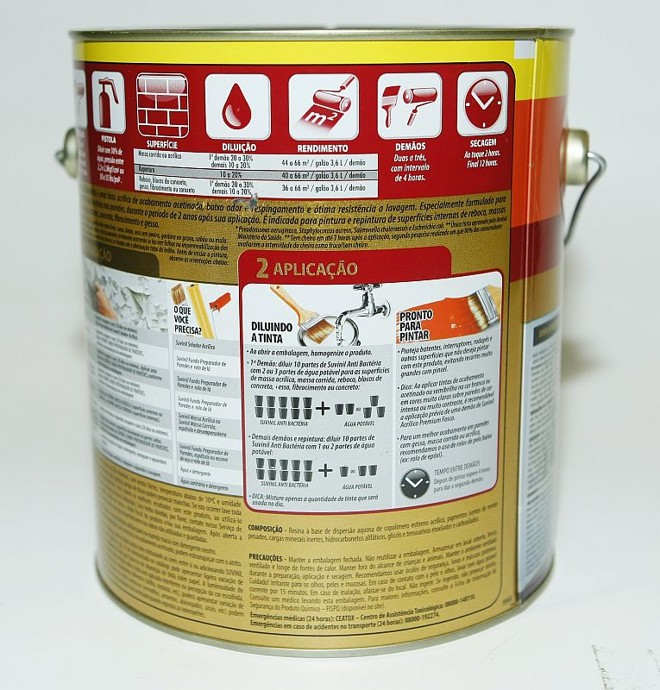 Tinta com a orientação: atrás das latas de tinta constam orientações sobre quantos litros serão necessários a partir da área a ser pintada |