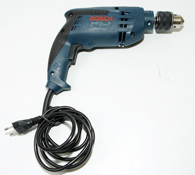 Furadeira: mesmo as mais simples conseguem bons resultados na hora de fixar prateleiras, pendurar quadros ou colocar trilho e suportes para cortinas. Furadeira: R$ 100 a R$ 200 |