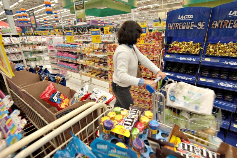 Corredor de acesso ao caixa em supermercado de Curitiba: espera na fila é oportunidade para comprar mais | Aniele Nascimento/Gazeta do Povo
