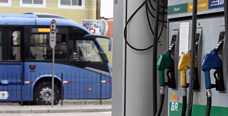 O valor da gasolina em Curitiba aumentou menos de 4% nos últimos três anos contra uma alta de 18% na passagem de ônibus no mesmo período | Felipe Rosa/Gazeta do Povo