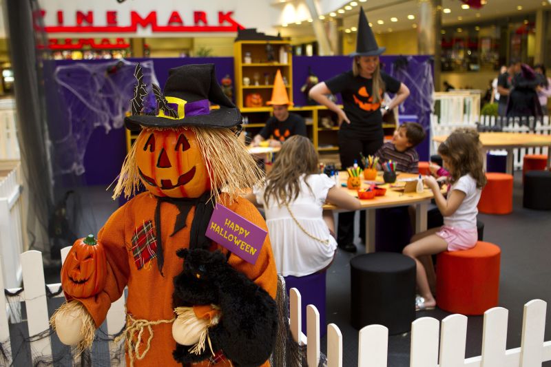 No piso cinemas do Shopping Mueller foi montado um espaço especial com a temática Halloween, a festa do Dia das Bruxas | Antônio More/Gazeta do Povo