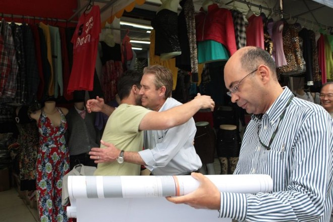 Candidato à reeleição cumprimenta eleitor no Centro |