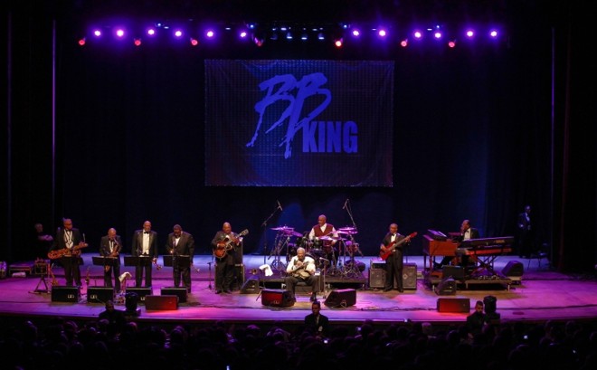 Grupo de apoio da lenda do blues foi atração à parte. |