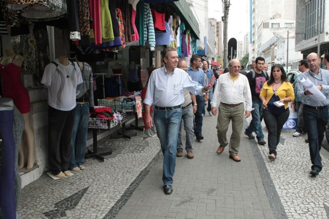 Ducci conversa com comerciantes, na Rua Pedro Ivo, no Centro de Curitiba |