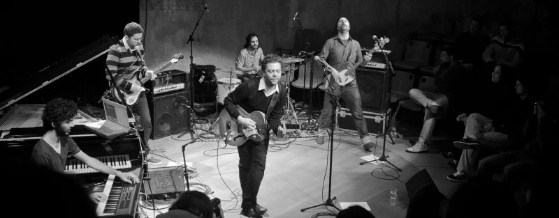 Pélico em show no Teatro Paiol, em julho: paulista fazia cover de Iron Maiden e hoje canta brega pop | Bruno Stock/ Divulgação