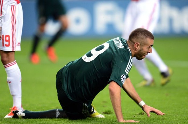 Benzema levanta após marcar de voleio |