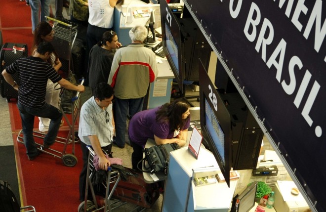 Fila para check-in no saguão do aeroporto | 