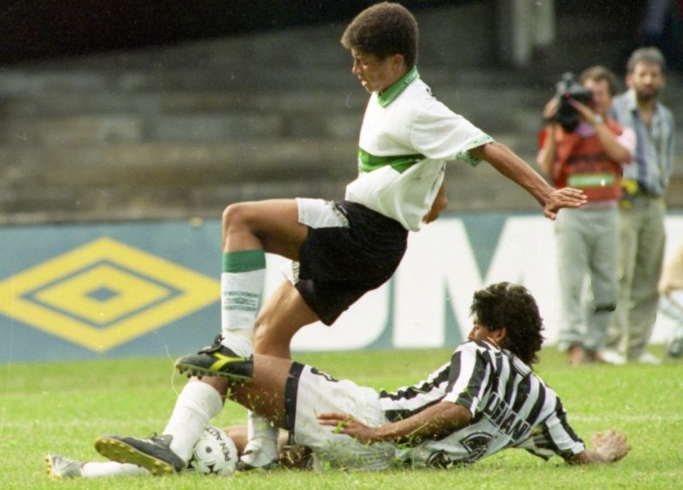 Alex, aos 18 anos, na estreia como profissional no Couto. Não marcou, mas chamou a atenção da torcida | Arquivo/ Gazeta do Povo